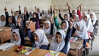 ملف - تلميذات أفغانيات يحضرن إلى فصولهن الدراسية في اليوم الأول من العام الدراسي الجديد، في كابول، السبت 25 مارس/آذار 2023. (أسوشيتد برس/إبراهيم نوروزي، ملف)