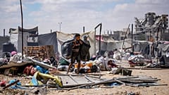 فلسطينيون نازحون بسبب الهجوم الجوي والبري الإسرائيلي على قطاع غزة يفرون من مدينة حمد،خان يونس، الأحد 11 أغسطس/آب 2024