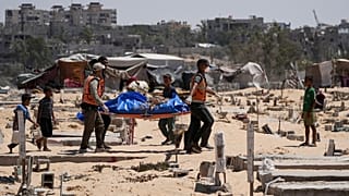    ملف - عمال يحملون جثة، وهي واحدة من بين أكثر من 80 جثة أعادتها إسرائيل، إلى مقبرة في خان يونس، قطاع غزة، الاثنين، 5 أغسطس/آب 2024. (أسوشيتد برس/عبد الكريم حنا، ملف)