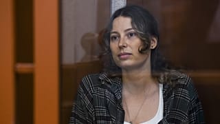 Xenia Karelina a vádlottak ketrecében a jekatyerinburgi bíróságon