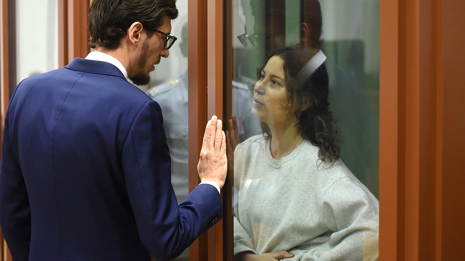 Ksenia Karelina, también conocida como Khavana, habla con su abogado dentro de una jaula de vidrio en una sala del tribunal en Ekaterimburgo, Rusia, el jueves 15 de agosto.