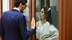 Ksenia Karelina, también conocida como Khavana, habla con su abogado dentro de una jaula de vidrio en una sala del tribunal en Ekaterimburgo, Rusia, el jueves 15 de agosto.