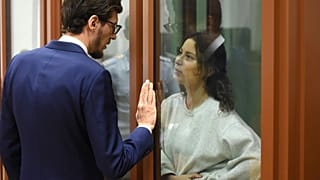 Ksenia Karelina, también conocida como Khavana, habla con su abogado dentro de una jaula de vidrio en una sala del tribunal en Ekaterimburgo, Rusia, el jueves 15 de agosto.