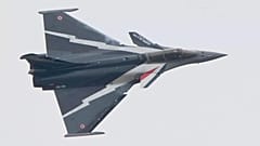 Dassault Rafale jeti, Paris'in kuzeyindeki Le Bourget'te bir gösteri uçuşu gerçekleştiriyor, 19 Haziran 2023.