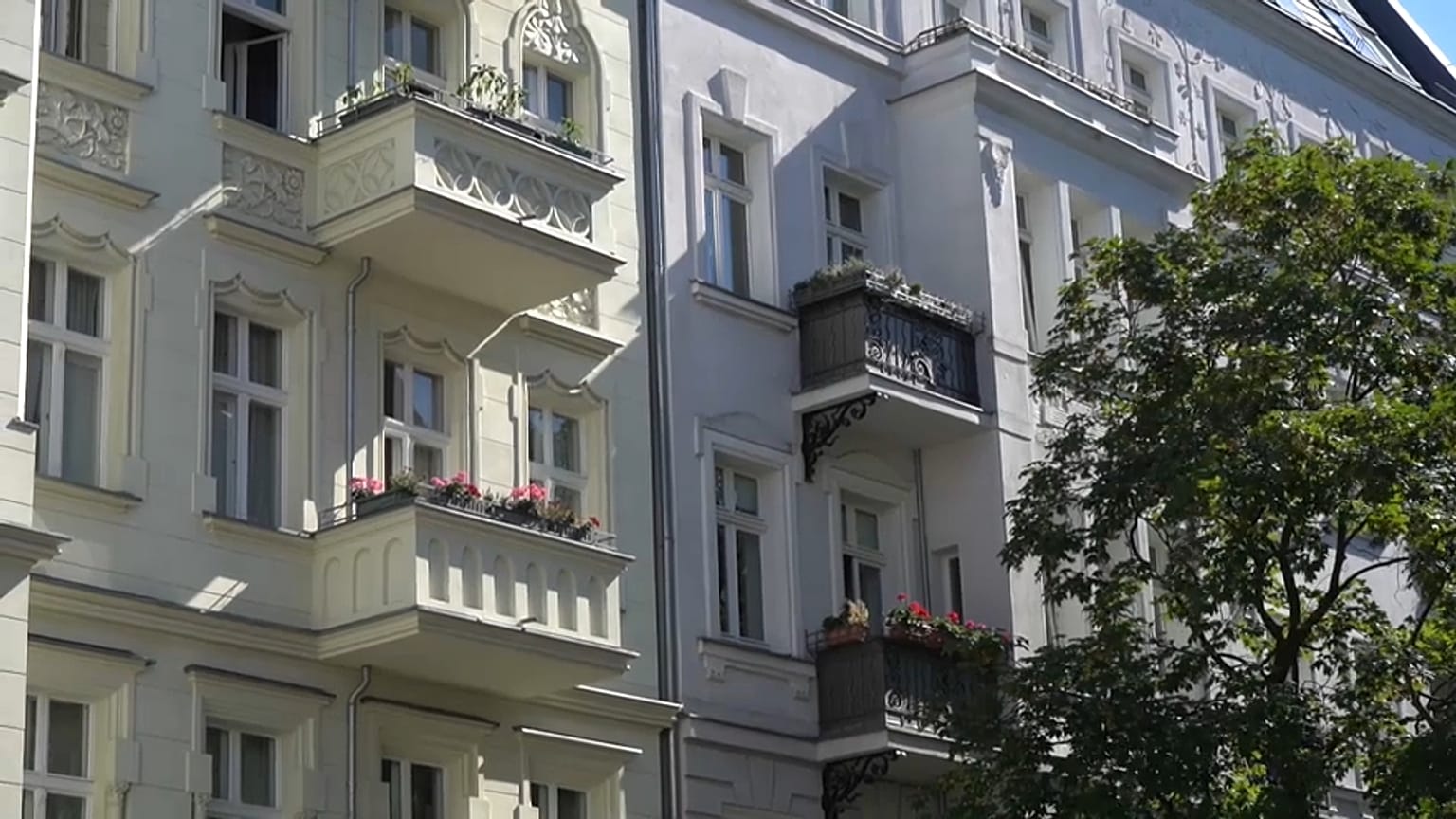 Imagen de un panel solar en un edificio residencial.