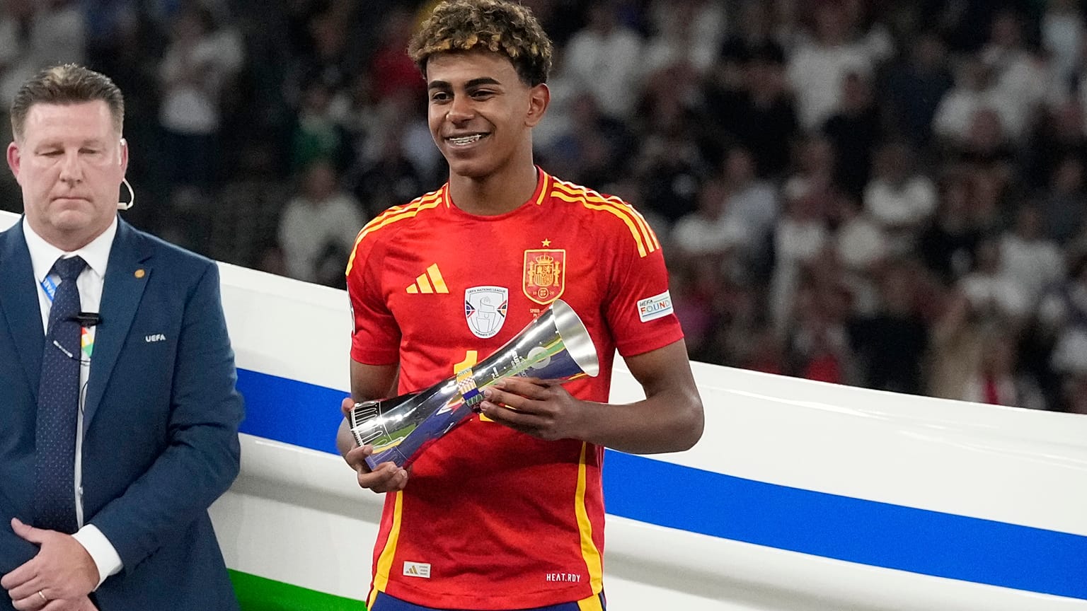 اللاعب الإسباني لامين يامال يبتسم بعد فوزه في المباراة النهائية بين إسبانيا وإنجلترا في بطولة يورو 2024 لكرة القدم في برلين، ألمانيا، الأحد، 14 يوليو 2024