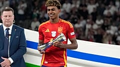 اللاعب الإسباني لامين يامال يبتسم بعد فوزه في المباراة النهائية بين إسبانيا وإنجلترا في بطولة يورو 2024 لكرة القدم في برلين، ألمانيا، الأحد، 14 يوليو 2024