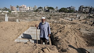 Filistinli bir mezar kazıcı, Deyr el-Belah, Gazze, 2 Ağustos 2024.