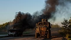 Ukrán páncélozott katonai jármű az orosz határ menti Szumi régióban
