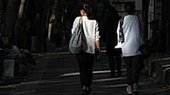 زنان ایرانی بدون حجاب اجباری در جامعه حاضر می‌شوند، اوت ۲۰۲۳