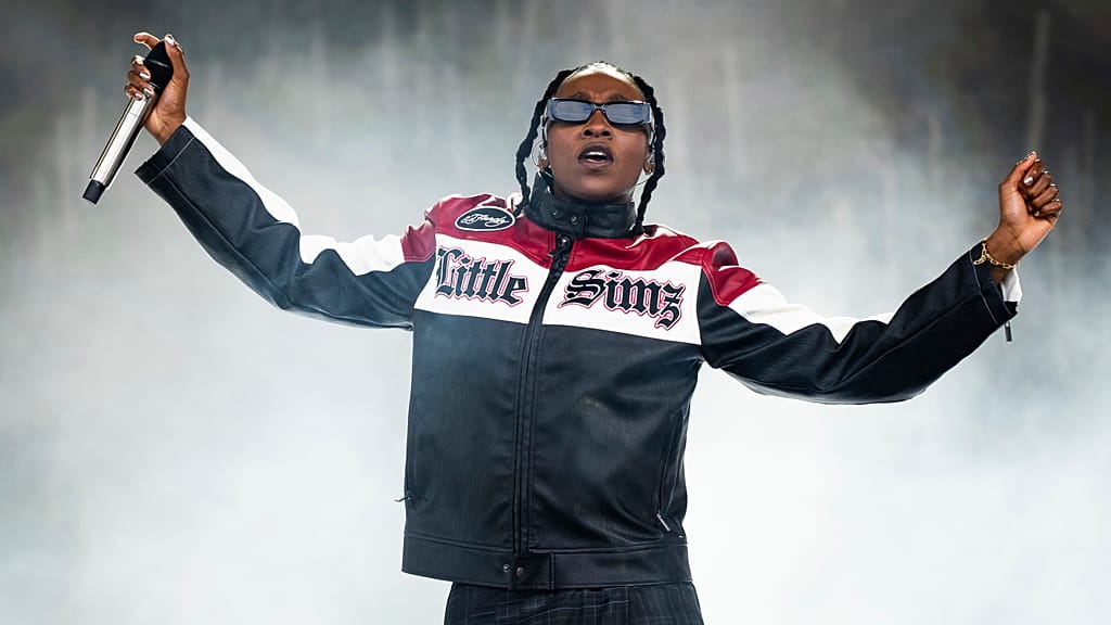 London Famous Rapper London rapper Little Simz set to curate one-night-only Tate Modern ...