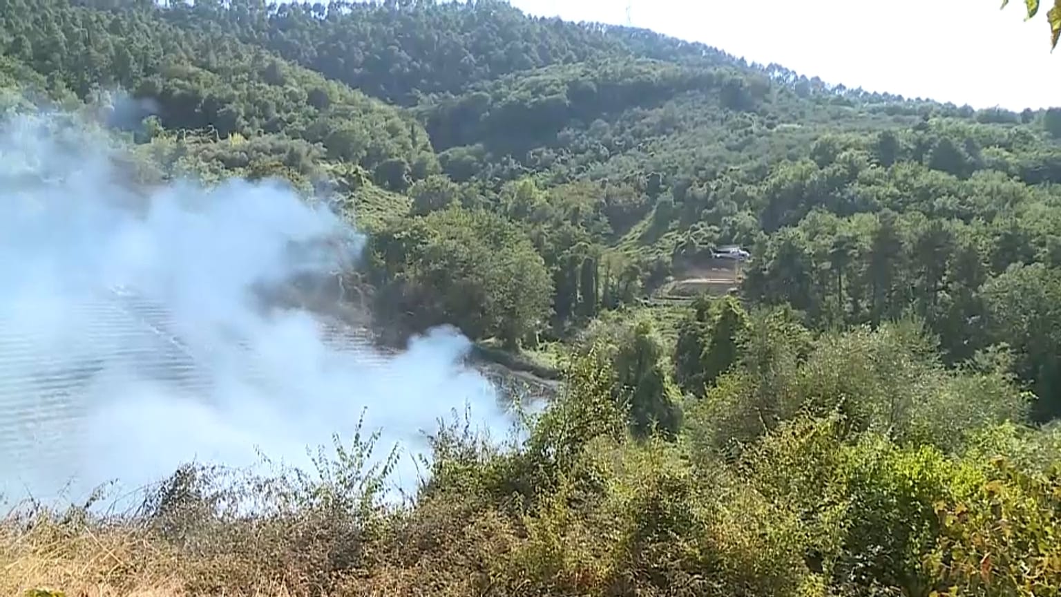 Des hélicoptères luttent contre les flammes dans une zone résidentielle des collines de Versilia, dans la région italienne de Toscane