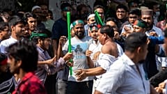 طلاب متظاهرون يعتدون على أحد مؤيدي حزب رابطة عوامي في دكا، بنغلاديش، الخميس 15 أغسطس 2024.