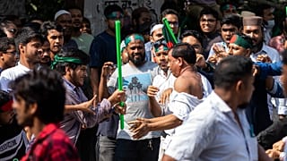 طلاب متظاهرون يعتدون على أحد مؤيدي حزب رابطة عوامي في دكا، بنغلاديش، الخميس 15 أغسطس 2024.