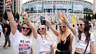 Le fan della cantante Taylor Swift arrivano allo stadio di Wembley a Londra, 15 agosto 2024