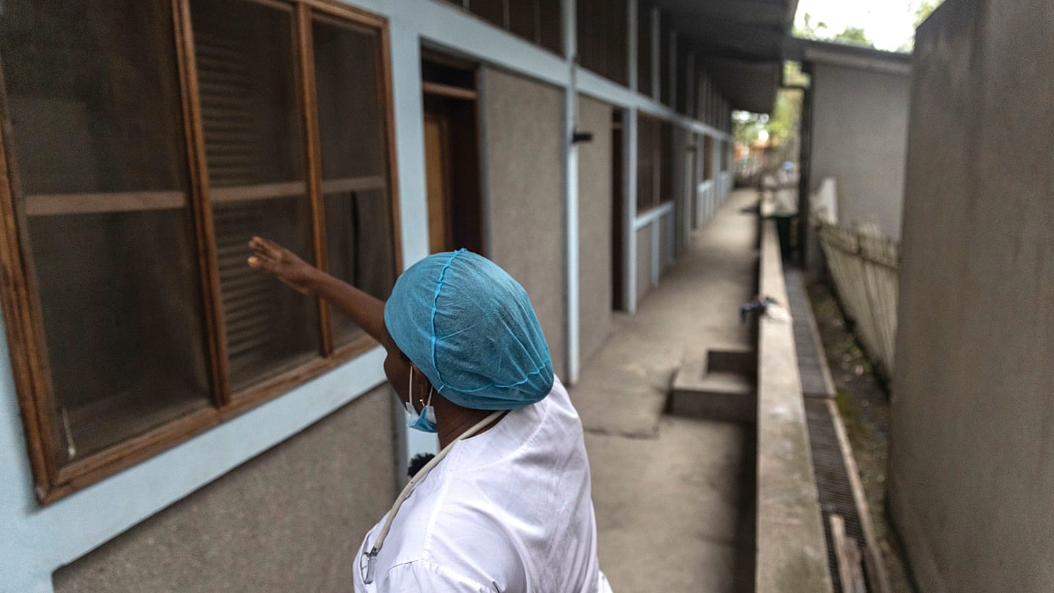 Bir doktor Demokratik Kongo Cumhuriyeti'ndeki genel hastanede kayıt yapıyor,  Ağustos 2024