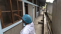 Um médico faz rondas no hospital geral da República Democrática do Congo em agosto de 2024.