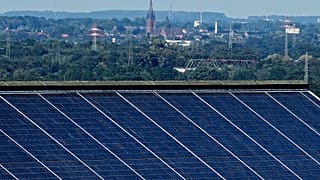 Almanya'nın Marl kentindeki eski kömür madeni Auguste Victoria'ya güneş panelleri yerleştirildi, 7 Eylül 2023.