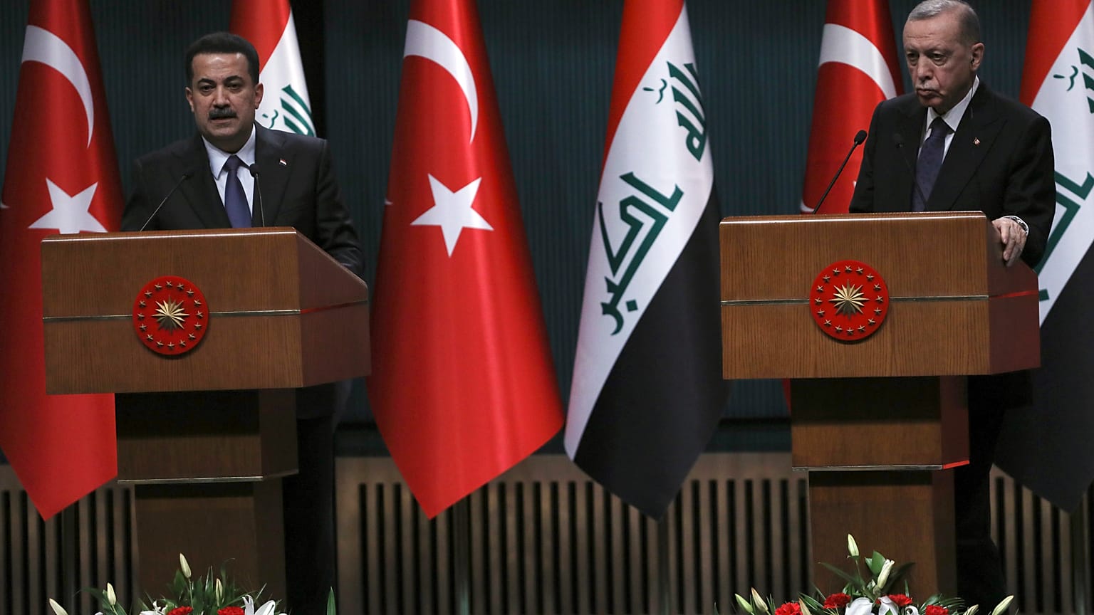 الرئيس التركي رجب طيب أردوغان، على اليمين، ورئيس الوزراء العراقي محمد شياع السوداني يتصافحان خلال حفل الترحيب في أنقرة، تركيا، الثلاثاء 21 مارس 2023.