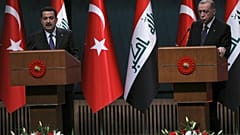 الرئيس التركي رجب طيب أردوغان، على اليمين، ورئيس الوزراء العراقي محمد شياع السوداني يتصافحان خلال حفل الترحيب في أنقرة، تركيا، الثلاثاء 21 مارس 2023.
