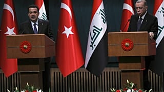 الرئيس التركي رجب طيب أردوغان، على اليمين، ورئيس الوزراء العراقي محمد شياع السوداني يتصافحان خلال حفل الترحيب في أنقرة، تركيا، الثلاثاء 21 مارس 2023.