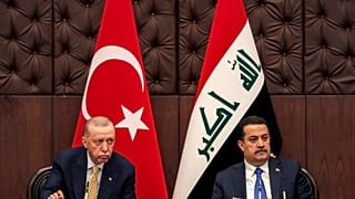 رئيس الوزراء العراقي محمد شياع السوداني، والرئيس التركي رجب طيب أردوغان يحضران اجتماعًا لتوقيع اتفاقيات متبادلة في بغداد.