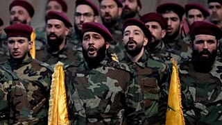 مقاتلون من حزب الله يهتفون بشعارات خلال تشييع جثمان قائدهم البارز فؤاد شكور ، لبنان، 1 أغسطس 2024