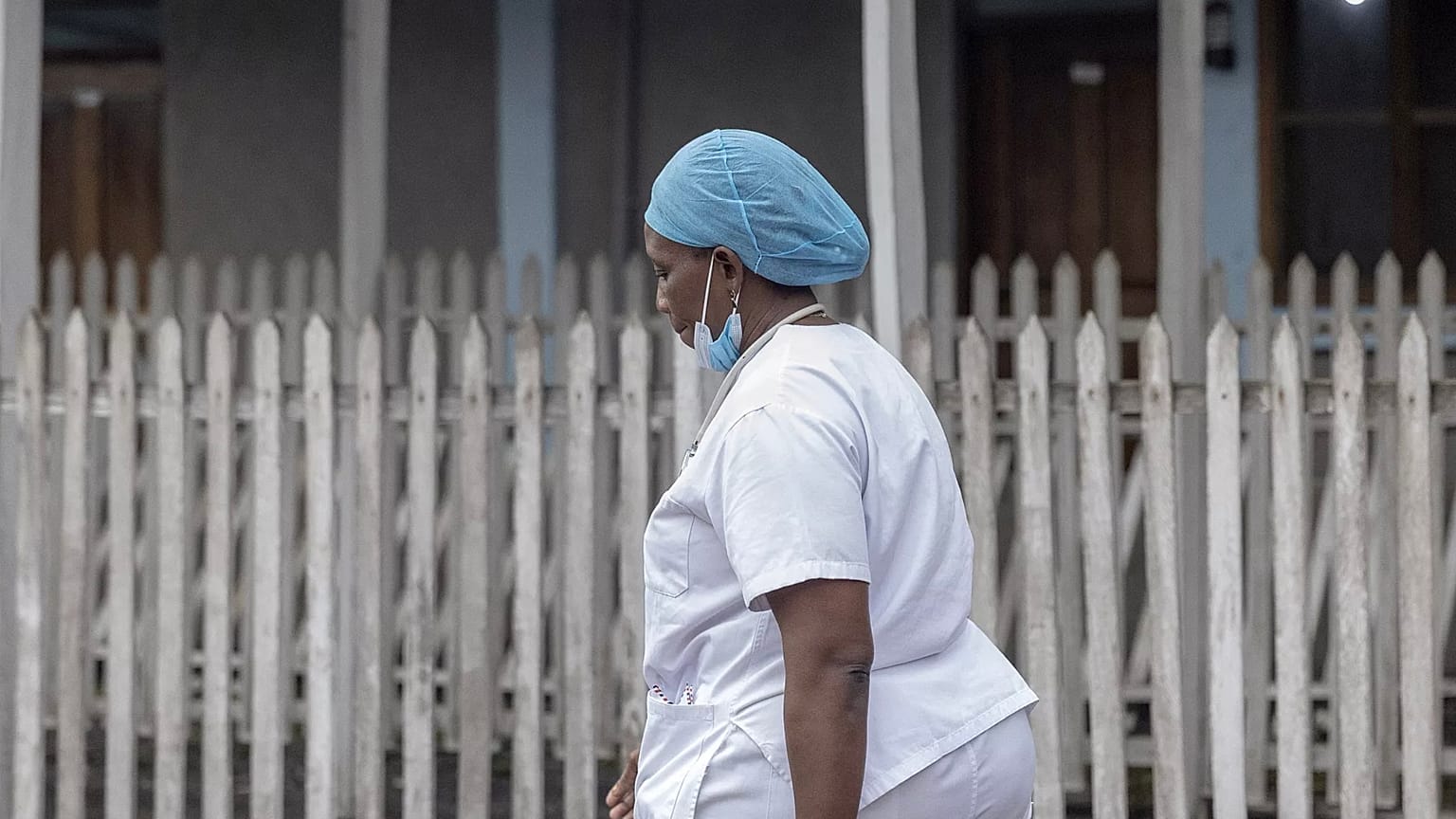 Doktor Rachel Maguru, Demokratik Kongo Cumhuriyeti'nin (DRC) Goma kentindeki genel hastanede hastalarını kontrol ediyor.