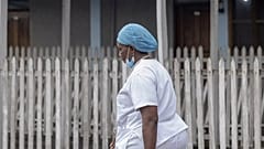 Doktor Rachel Maguru, Demokratik Kongo Cumhuriyeti'nin (DRC) Goma kentindeki genel hastanede hastalarını kontrol ediyor.