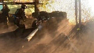 En esta foto de un vídeo publicado por el servicio de prensa del Ministerio de Defensa ruso el viernes 16 de agosto de 2024, un soldado ruso dispara un cañón antitanque.