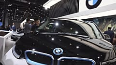 Bir kişi, Şangay'daki Auto Shanghai 2019 fuarı sırasında BMW standında elektrikli bir aracı temizliyor, 17 Nisan 2019.