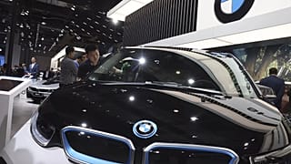 Bir kişi, Şangay'daki Auto Shanghai 2019 fuarı sırasında BMW standında elektrikli bir aracı temizliyor, 17 Nisan 2019.