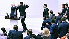 Le député turc Alpay Ozalan, deuxième à gauche, se dispute avec le député du Parti des travailleurs de Turquie (TIP) Ahmet Sik lors de la session extraordinaire du Parlement.