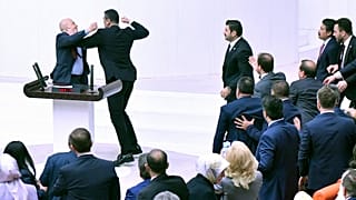 Pelea en el Parlamento de Turquía a puños