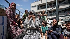Des femmes palestiniennes pleurent sur un camion alors qu'elles évacuent une école qui leur servait d'abri, dans l'est de Deir al-Balah, dans la bande de Gaza, 16.08.2024.
