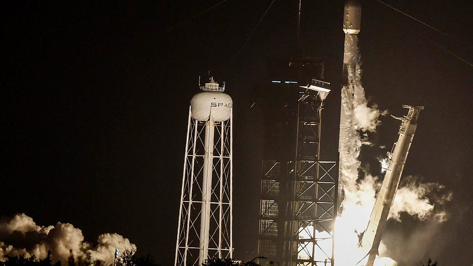 Kennedy Uzay Merkezi'nden fırlatılan bir Falcon 9 roketinin görünümü, 23 Mart 2024
