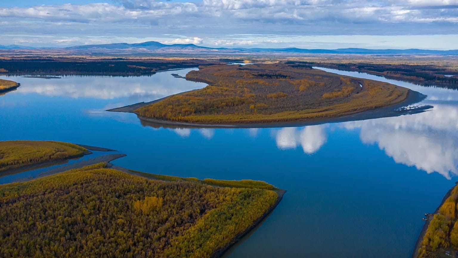 Yukon Nehri, Alaska'daki Stevens Köyü'nün yanından geçiyor.