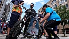 Milwaukee'de bir grup insan Thomas Matthew Crooks'un posterinin etrafında toplandı, 17 Temmuz 2024