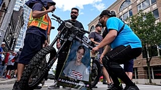 Milwaukee'de bir grup insan Thomas Matthew Crooks'un posterinin etrafında toplandı, 17 Temmuz 2024