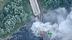 Sur cette photo fournie par le ministère ukrainien de la Défense, un pont d'importance stratégique sur la rivière Seym est détruit par les troupes ukrainiennes, 16 août 2024.