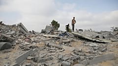 فلسطينيون في قطاع غزة فوق الركام 