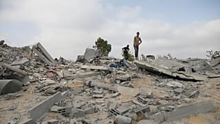 فلسطينيون في قطاع غزة فوق الركام 