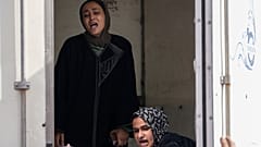 فلسطينيات يحيين جنازة أكثر من 18 شخصاً، من بينهم عدد من الأطفال والنساء، الذين قُتلوا في غارة إسرائيلية وذلك في مستشفى الشهداء الأقصى في دير البلح، قطاع غزة، يوم السبت 