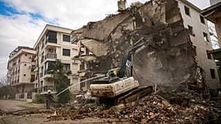 İstanbul Büyükşehir Belediyesi'ne (İBB) bağlı ekipler riskli statüde olduğu değerlendirilen bir yapıyı yıkıyor, 25 Ocak 2024