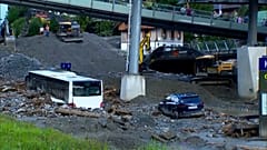 Trabajos de limpieza tras la fuerte tormenta que azotó Sankt Anton, Austria.