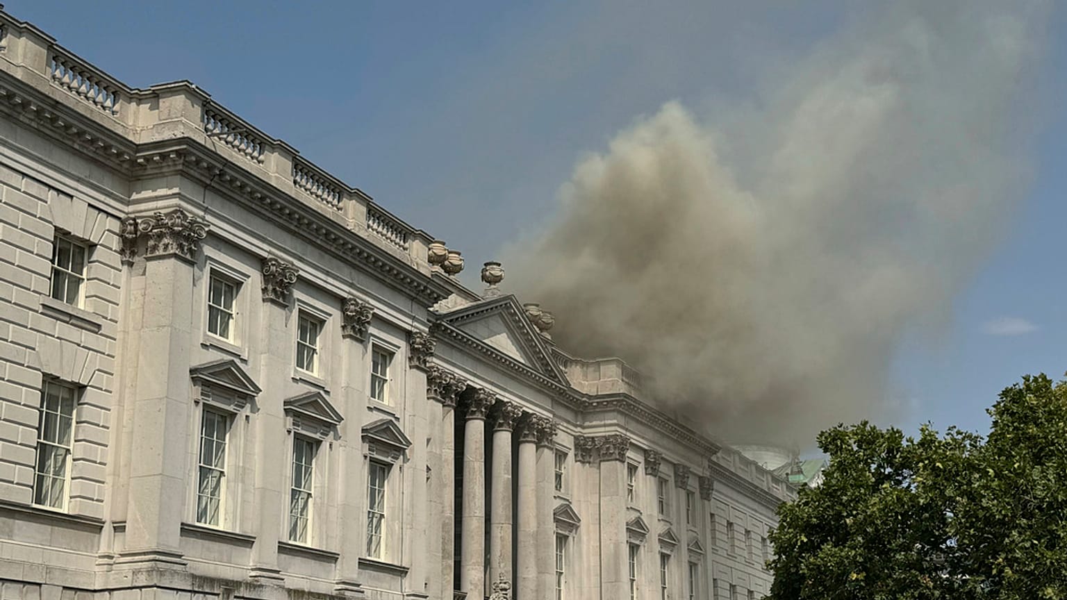 Füst gomolyog a Somerset House tetőszerkezetéből