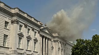 Füst gomolyog a Somerset House tetőszerkezetéből