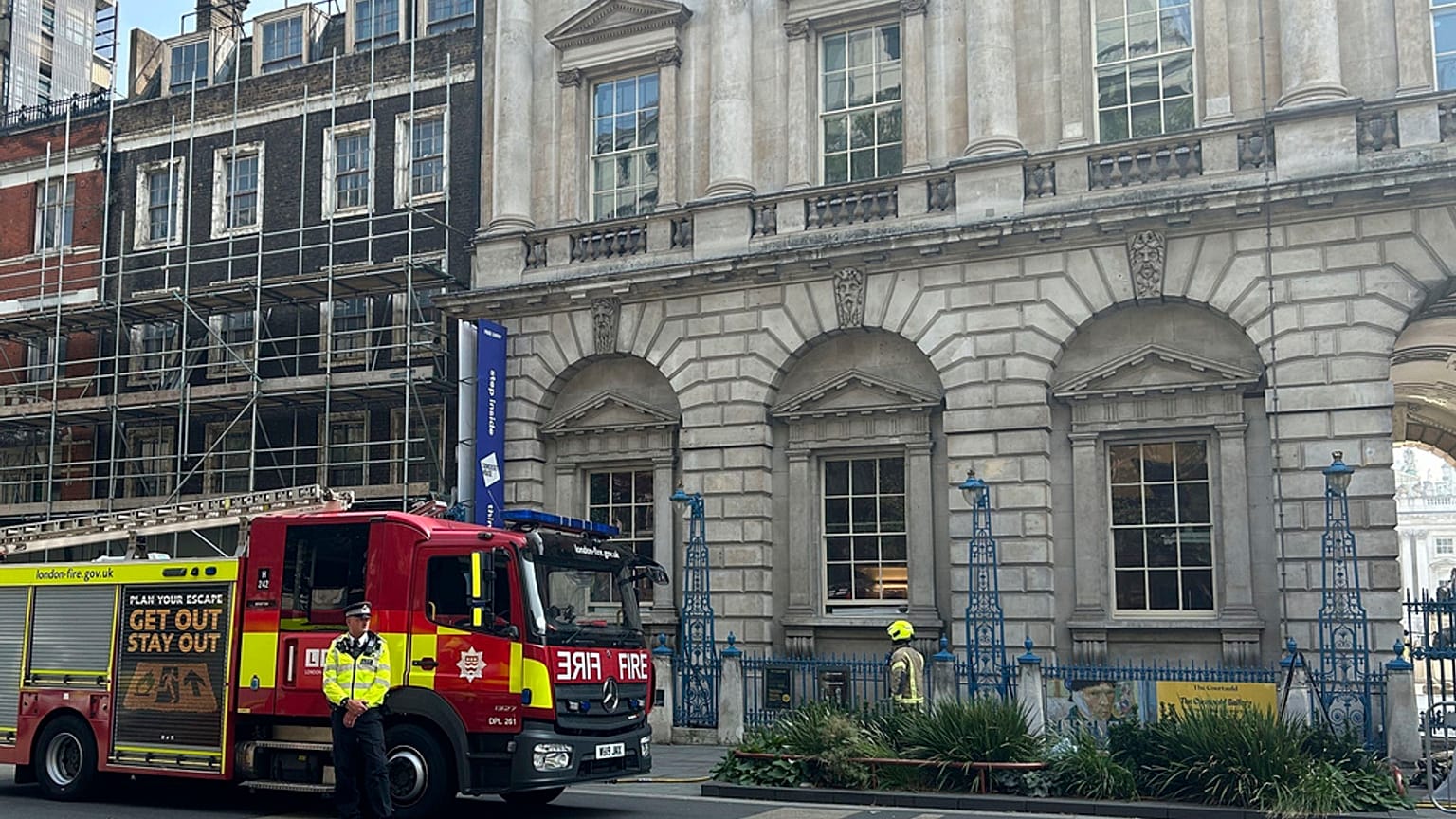 Rettungskräfte vor Somerset House im Zentrum Londons, nachdem in dem großen neoklassizistischen Kunstzentrum ein Feuer ausgebrochen war. 17. August 2024.