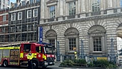 Les services d'urgence à l'extérieur de Somerset House au centre de Londres, samedi 17 août 2024, après qu'un incendie se soit déclaré dans la grande salle d'art néoclassique.