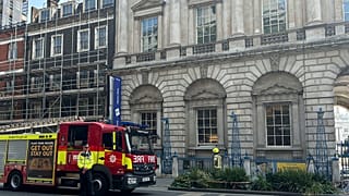 Veicolo dei pompieri davanti alla Somerset House a Londra